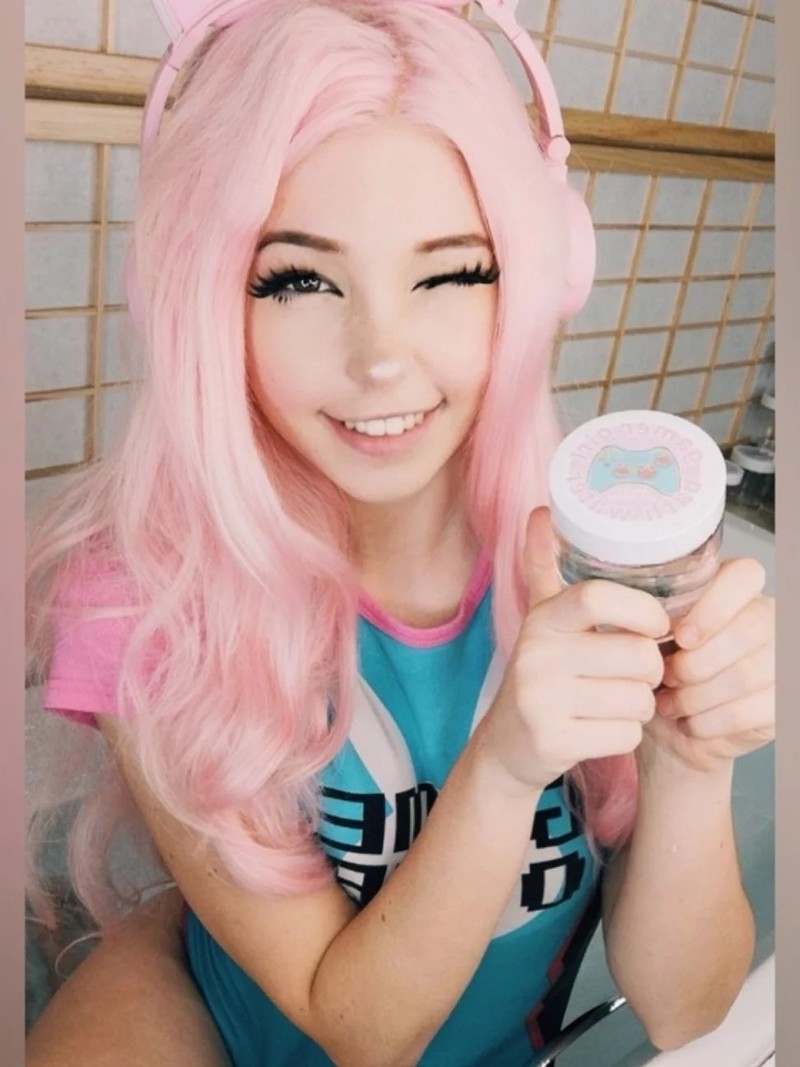 Belle Delphine với một lọ sữa tắm bán với giá 30 USD