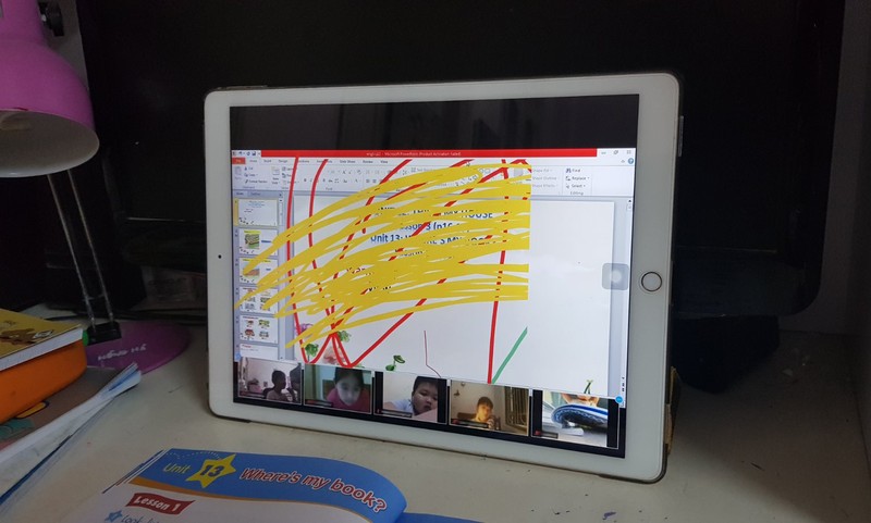 Kẻ xấu vào vẽ bậy trên màn hình chia sẻ của một lớp học online