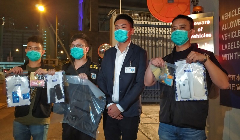 Cảnh sát bắt giữ nghi phạm cùng những đồ dùng cá nhân (ảnh: SCMP)