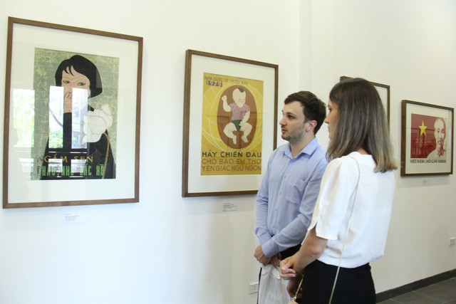 Khách tham quan triển lãm