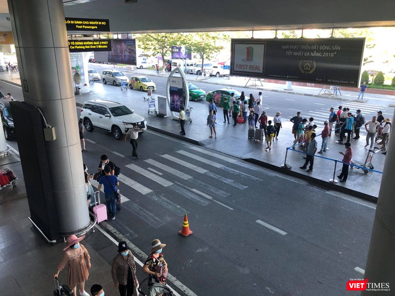 Hình ảnh tại ga đến (Arrivals) Hình ảnh tại ga đến (Arrivals)