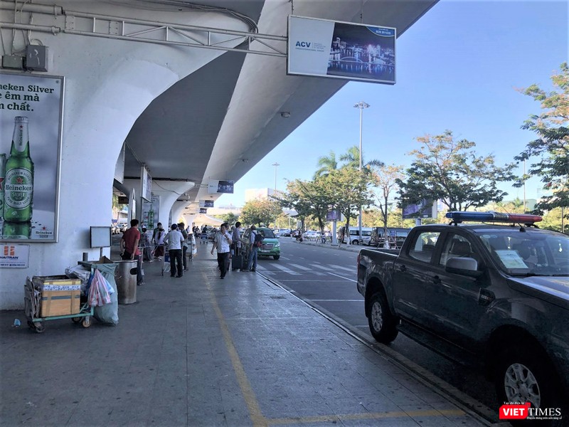 Hình ảnh tại ga đến (Arrivals) Hình ảnh tại ga đến (Arrivals)