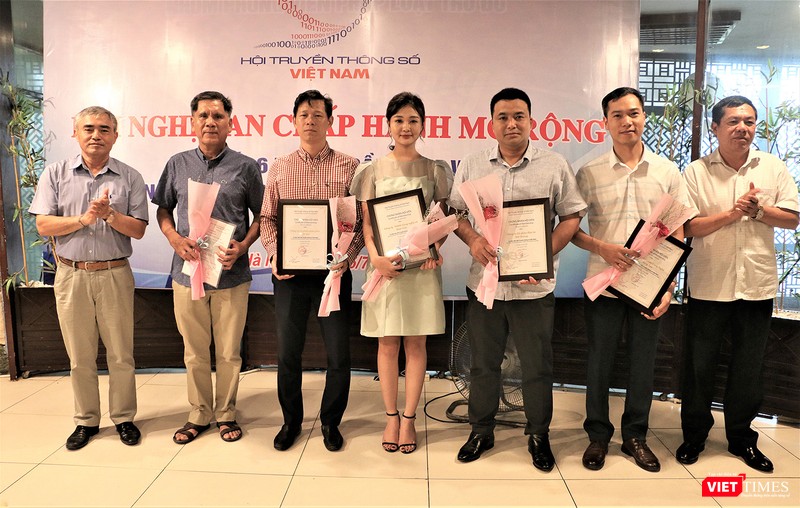 Chủ tịch và Phó Chủ tịch VDCA trao chứng nhận và hoa cho các thành viên mới của Hội (ảnh: Đăng Khoa) Chủ tịch và Phó Chủ tịch VDCA trao chứng nhận và hoa cho các thành viên mới của Hội (ảnh: Đăng Khoa)