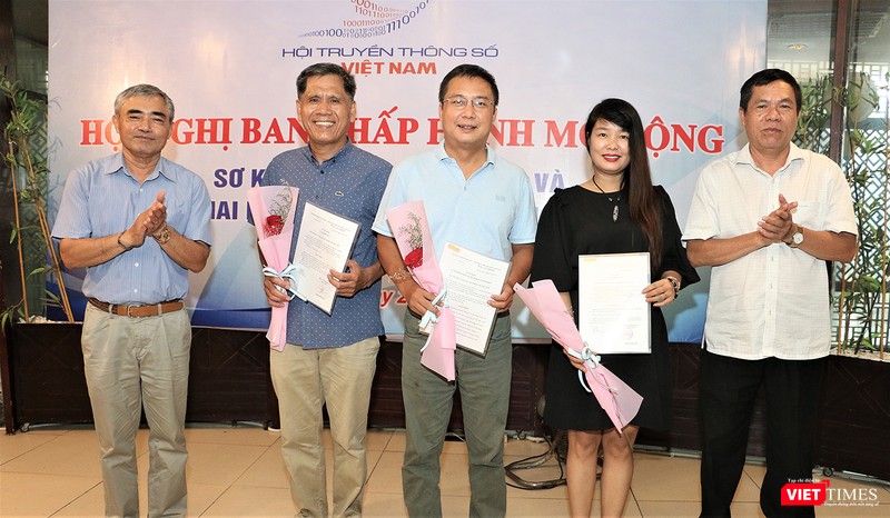 Trao quyết định bổ nhiệm lãnh đạo các Trung tâm trực thuộc Hội (ảnh: Đăng Khoa) Trao quyết định bổ nhiệm lãnh đạo các Trung tâm trực thuộc Hội (ảnh: Đăng Khoa)