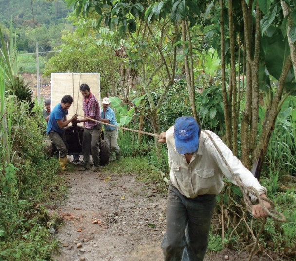 Các công nhân của Huawei vận chuyển trạm gốc lên núi cao thuộc khu vực rừng nhiệt đới Nuji của Colombia. Nơi đây không có đường giao thông cũng như không có các điều kiện vận chuyển hàng không (Ảnh: Huawei)