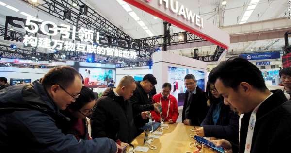 Một gian hàng triển lãm điện thoại thông minh của Huawei (Ảnh: MSN)