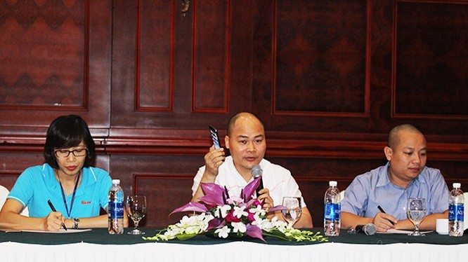 ông Nguyễn Tử Quảng (ngồi giữa) CEO BKAV