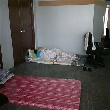 Nhân viên làm thuê cho Ring phải nằm ngủ trên sàn công ty (ảnh: NBC)