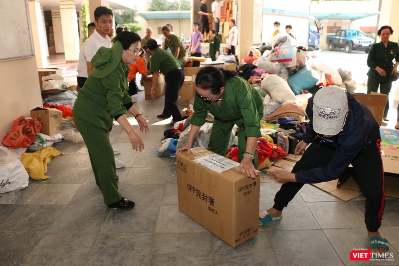 Nhóm cựu thanh niên xung phong quận Đống Đa tham gia cứu trợ người dân vùng lũ