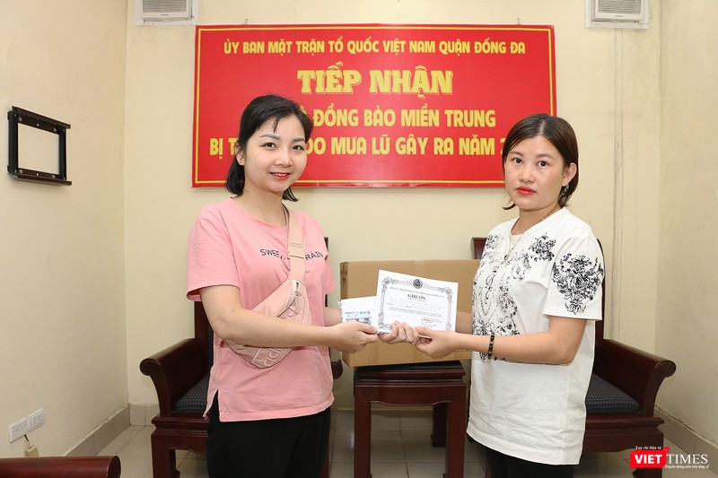 Đại diện trường mầm non Phương Mai trao khoản tiền hỗ trợ đồng bào miền Trung cho ban tổ chức