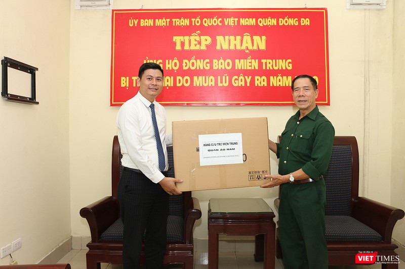 anh Hoàng Tuấn Nhượng (bên trái) gửi quà cho Ban tổ chức