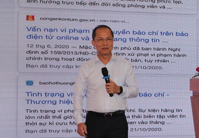 Phó Tổng biên tập báo Tuổi Trẻ Lê Xuân Trung phát biểu tại diễn đàn Phó Tổng biên tập báo Tuổi Trẻ Lê Xuân Trung phát biểu tại diễn đàn