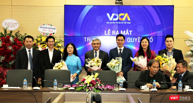 Thứ trưởng Bộ TT&TT Nguyễn Huy Dũng tặng hoa và chụp ảnh lưu niệm với Hội đồng lãnh đạo Trung tâm Bản quyền số Thứ trưởng Bộ TT&TT Nguyễn Huy Dũng tặng hoa và chụp ảnh lưu niệm với Hội đồng lãnh đạo Trung tâm Bản quyền số