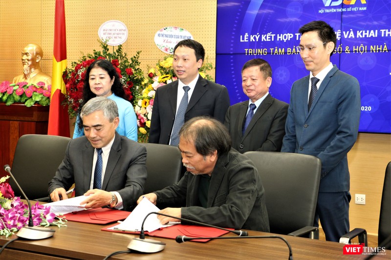 ông Nguyễn Minh Hồng - Đại diện Trung tâm ký hợp đồng với Hội nhà văn ông Nguyễn Minh Hồng - Đại diện Trung tâm ký hợp đồng với Hội nhà văn