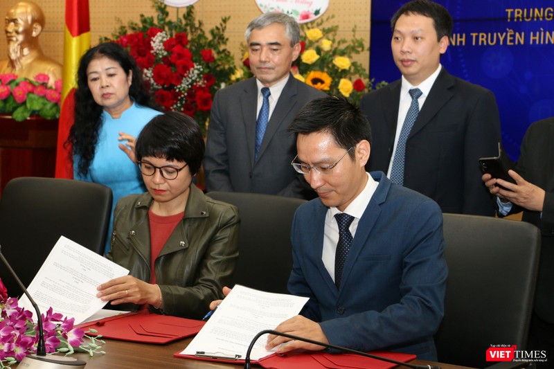 ông Hoàng Đình Chung - Giám đốc Trung tâm Bản quyền số ký hợp đồng với đại diện kênh truyền hình VOV ông Hoàng Đình Chung - Giám đốc Trung tâm Bản quyền số ký hợp đồng với đại diện kênh truyền hình VOV