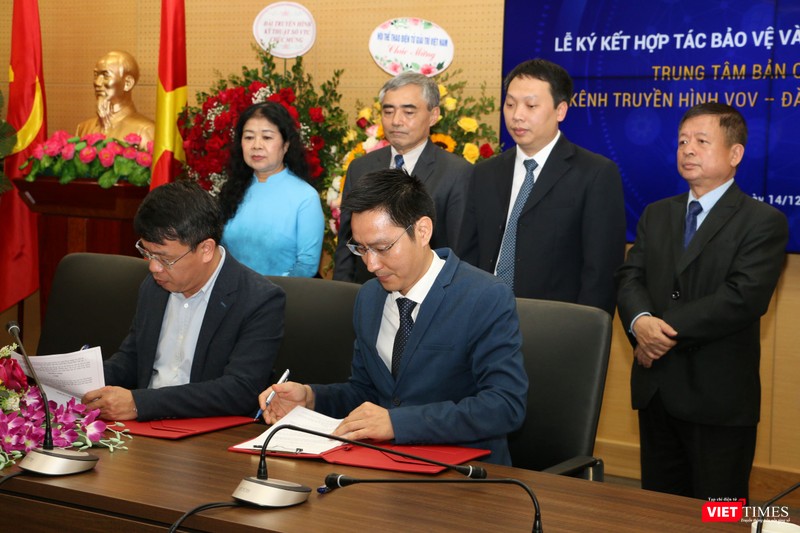 Ký hợp đồng với báo Thiếu niên Tiền phong và Nhi đồng Ký hợp đồng với báo Thiếu niên Tiền phong và Nhi đồng