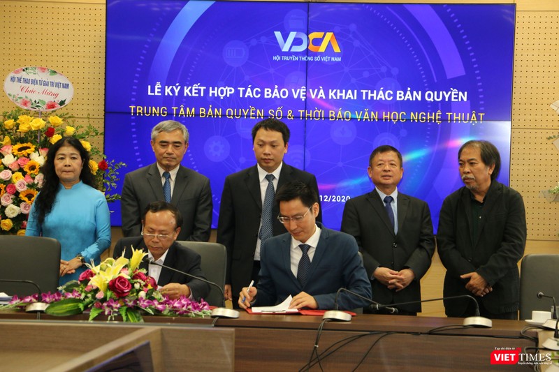 Ký hợp đồng với Thời báo Văn học Nghệ thuật Ký hợp đồng với Thời báo Văn học Nghệ thuật