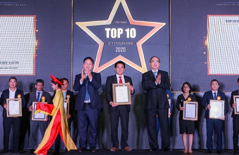 Ông Phạm Văn Đức – Phó Tổng Giám đốc, đại diện nhận Chứng nhận TOP 10 Doanh nghiệp Bảo mật – An toàn thông tin