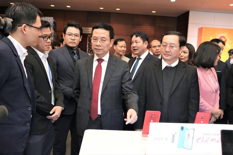 Bộ trưởng Bộ TT&amp;TT Nguyễn Mạnh Hùng và Bộ trưởng Bộ KHCN Huỳnh Thành Đạt thăm gian hàng VinSmart tại Diễn đàn Quốc gia phát triển Doanh nghiệp Công nghệ số Việt Nam (ảnh: Đăng Khoa)