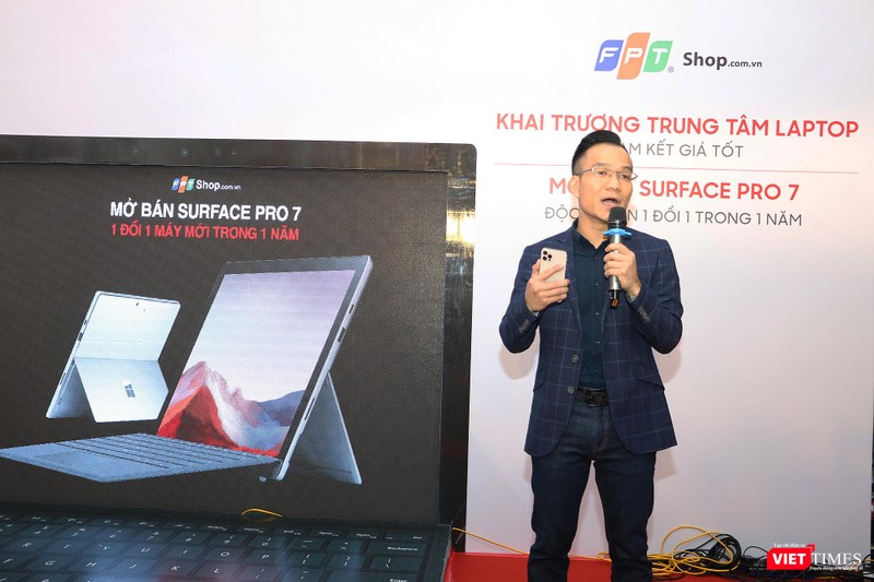 ông Nguyễn Thế Kha giới thiệu về Surface Pro 7
