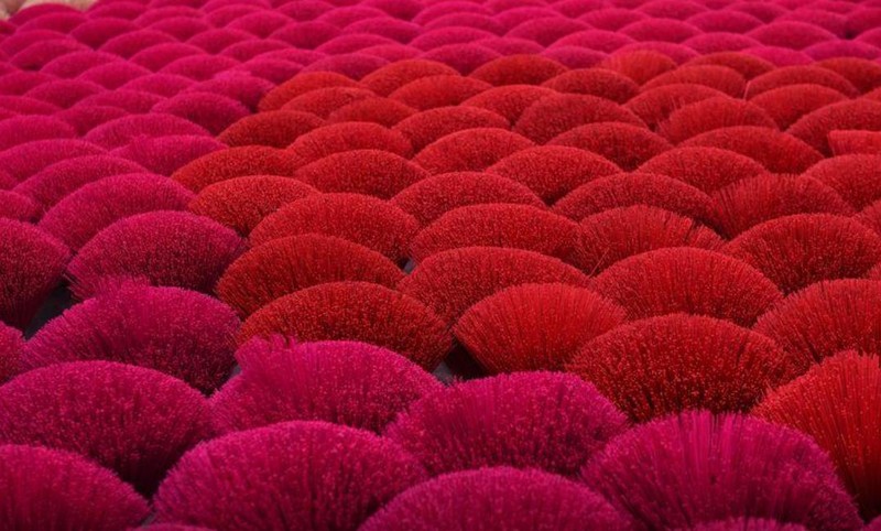 Những bó nhang khô xếp đầy sân (ảnh: Reuters) Những bó nhang khô xếp đầy sân (ảnh: Reuters)