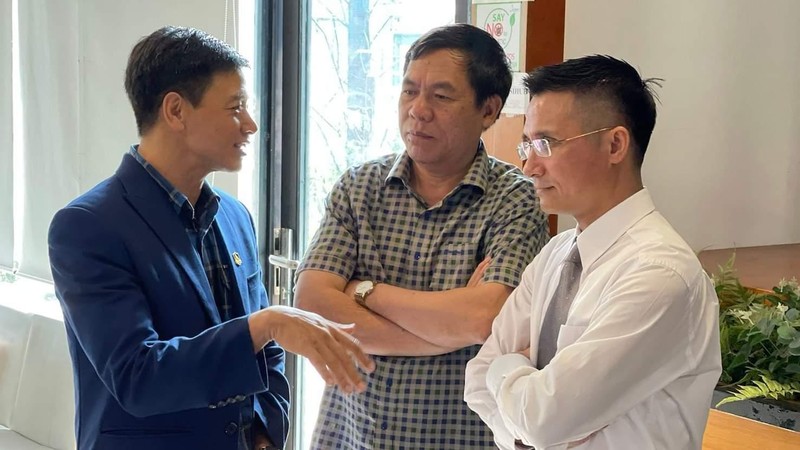 chuyên gia Đào Trung Thành trò chuyện với lãnh đạo Tạp chí điện tử VietTimes (ảnh: Trường Giang)