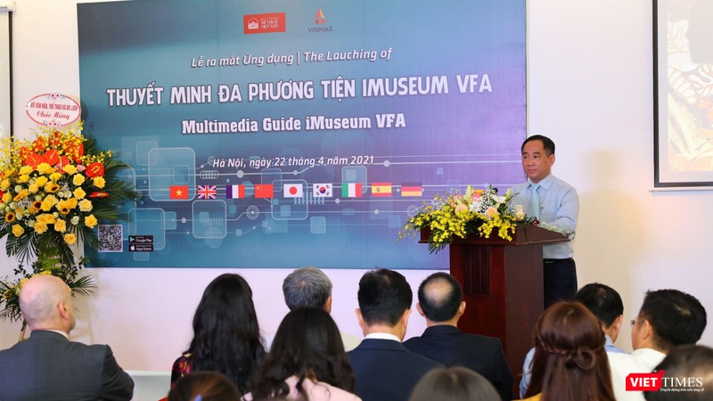 Du khách trải nghiệm ứng dụng iMuseum VFA tại Bảo tàng Mỹ thuật Việt Nam