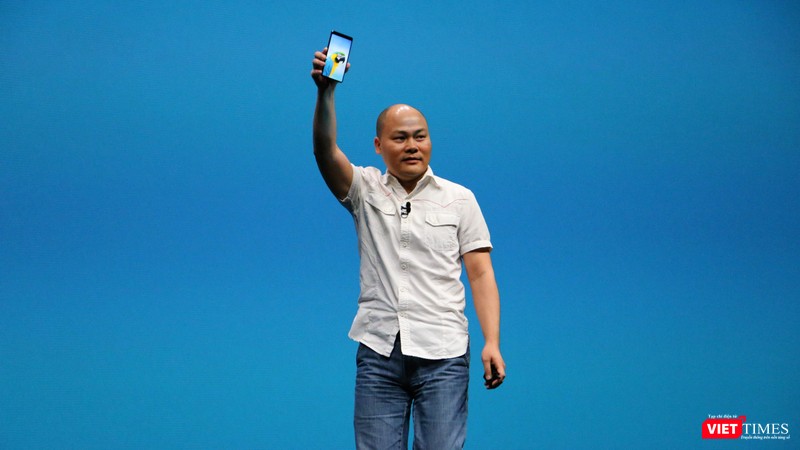 ông Nguyễn Tử Quảng tại lễ ra mắt Bphone 3 Pro