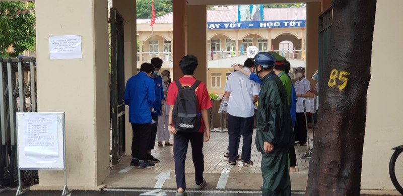 Những thí sinh đầu tiên đến địa điểm thi