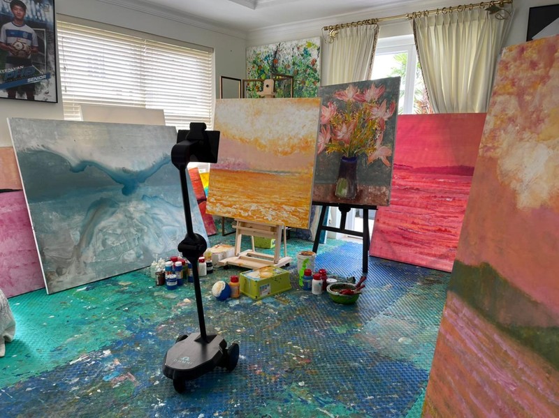 Phòng tranh triển lãm online của Xèo Chu với sự hỗ trợ của robot Ohmni