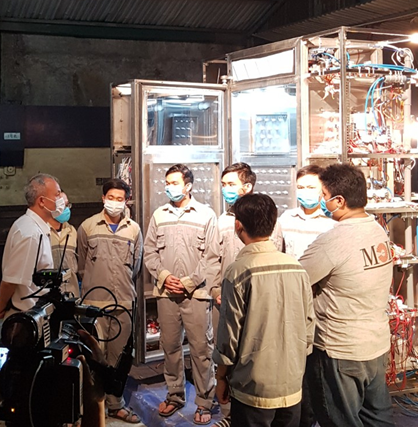 GS Nguyễn Quốc Sỹ và các đồng nghiệp bên công trình Buồng khử khuẩn bằng công nghệ Plasma lạnh (ảnh: Viện công nghệ VinIT)