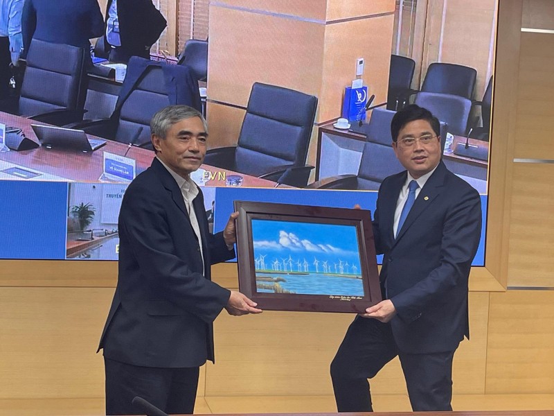 ông Nguyễn Minh Hồng - Chủ tịch VDCA nhận lưu niệm từ ông Võ Quang Lâm - Phó TGĐ EVN ông Nguyễn Minh Hồng - Chủ tịch VDCA nhận lưu niệm từ ông Võ Quang Lâm - Phó TGĐ EVN