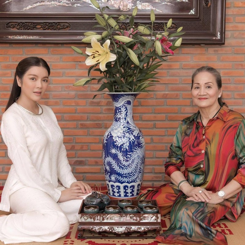 Lý Nhã Kỳ và mẹ. Ảnh: @ lynhaky_artist / Instagram