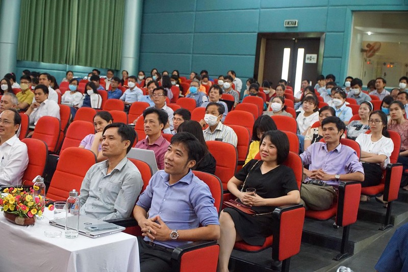 Giảng viên, học viên Trường Đại học Công nghệ Thông tin và Truyền thông Việt - Hàn lắng nghe những chia sẻ của Tiến sĩ Lê Doãn Hợp Giảng viên, học viên Trường Đại học Công nghệ Thông tin và Truyền thông Việt - Hàn lắng nghe những chia sẻ của Tiến sĩ Lê Doãn Hợp