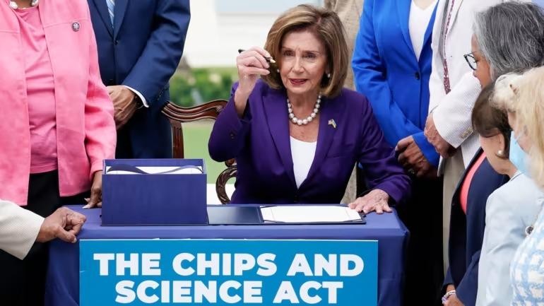 Chủ tịch Hạ viện Hoa Kỳ Nancy Pelosi ký Đạo luật Khoa học và Chip tại Washington vào ngày 29.7. Đây là một dự luật hiếm hoi được cả hai đảng ủng hộ (ảnh: AP)