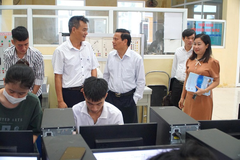 Sinh viên Đại học Sao Đỏ thực hành tại phòng công nghệ thông tin Sinh viên Đại học Sao Đỏ thực hành tại phòng công nghệ thông tin