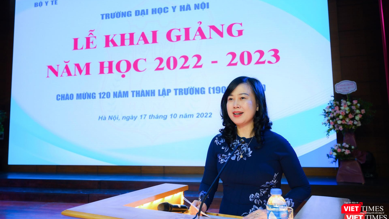 Q. Bộ trưởng Đào Hồng Lan chúc mừng thầy và trò Trường Đại học Y Hà Nội bước vào năm học mới