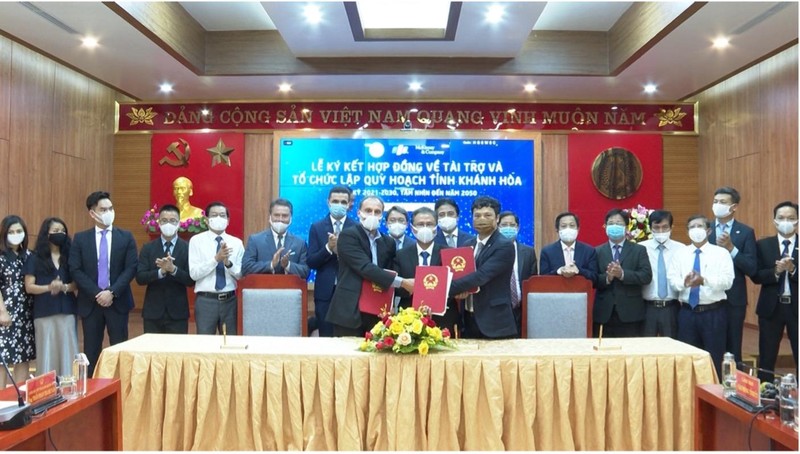 Tổ chức lập quy hoạch tỉnh Khánh Hòa, thời kỳ 2021-2030, tầm nhìn 2050. Thiết kế xây dựng giải pháp và kế hoạch triển khai chi tiết nhằm xây dựng việc chuyển đổi số với 3 trụ cột: chính phủ số, kinh tế số và xã hội số. Bên cạnh đó, FPT Digital cũng hợp tác kêu gọi và tìm kiếm các nhà đầu tư, nhà tài trợ uy tín, đủ năng lực cho các dự án đầu tư trọng điểm của tỉnh.