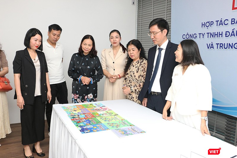 Đại diện công ty Trạng Nguyên giới thiệu bộ sách học liệu cho học sinh tiểu học
