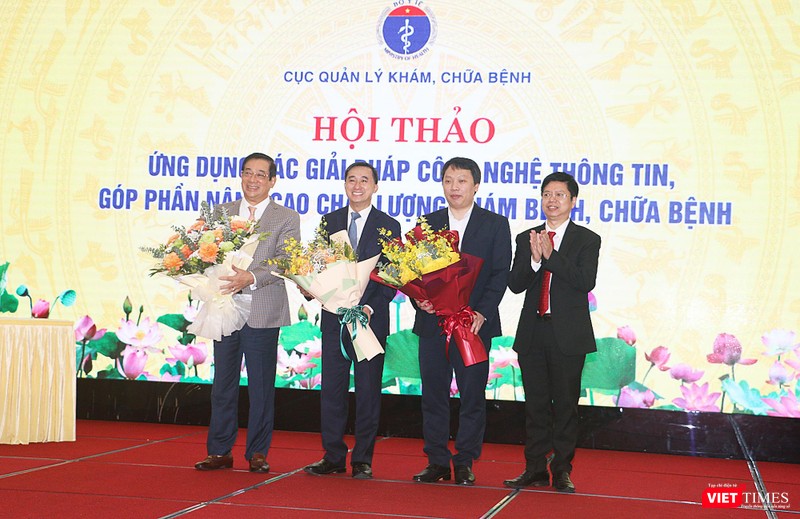 Thứ trưởng Nguyễn Huy Dũng (thứ 2 từ bên phải) nhận hoa chúc mừng từ lãnh đạo Bộ Y tế (ảnh: Đăng Khoa)