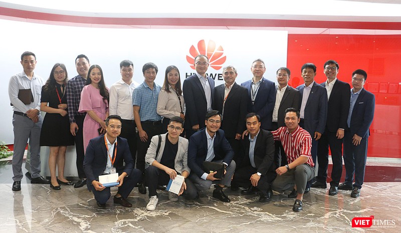 CEO Huawei Việt Nam chụp ảnh cùng các giám đốc doanh nghiệp thành viên VDCA