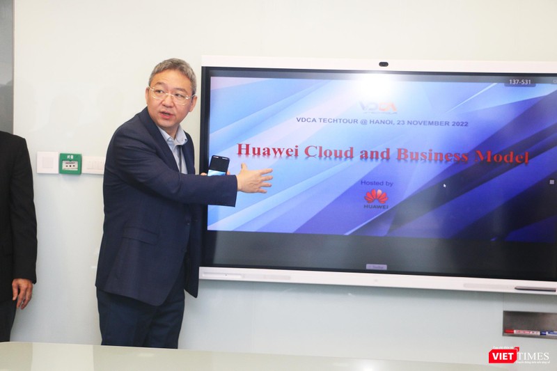 Ông Fang Yu - Phó TGĐ Huawei trình diễn công nghệ họp trực tuyến của tập đoàn