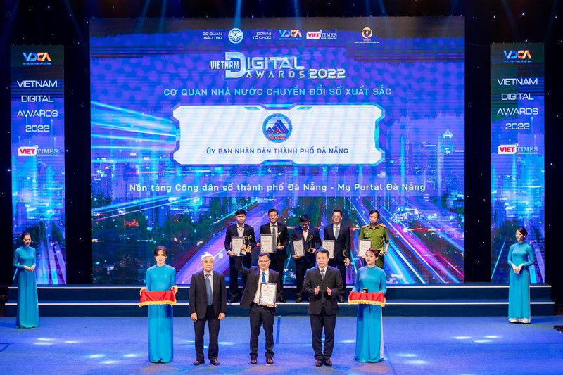 Lãnh đạo Đà Nẵng nhận giải thưởng Chuyển đổi số Việt Nam 2022 cho giải pháp "Nền tảng Công dân số thành phố - My Portal Đà Nẵng"