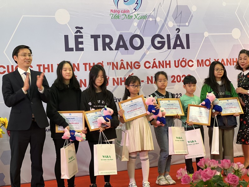 Ông Hoàng Đình Chung - Giám đốc Trung tâm Bản quyền số (bên trái) - trao giải cho các học sinh xuất sắc