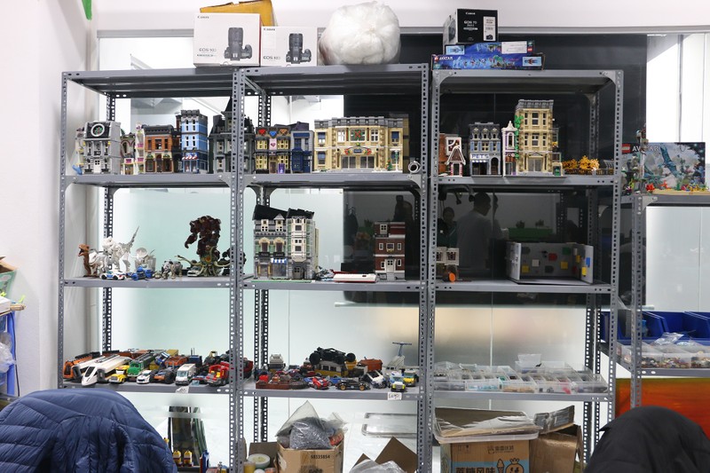 Các mô hình lego được chế tạo. Đã có hơn 600 video được sản xuất bằng Lego với mỗi tập kéo dài từ 1,5 đến 2 phút.