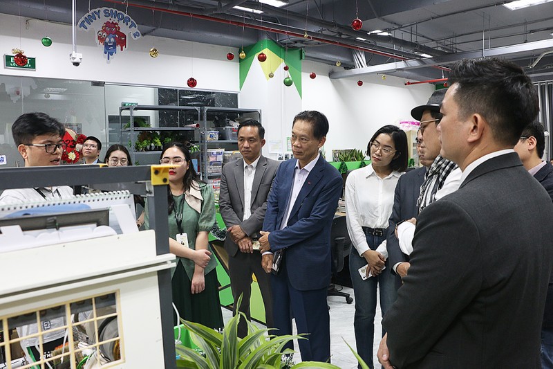 Thành viên đoàn VDCA được nghe giới thiệu về công nghệ làm phim cắt giấy (Paper Motion)