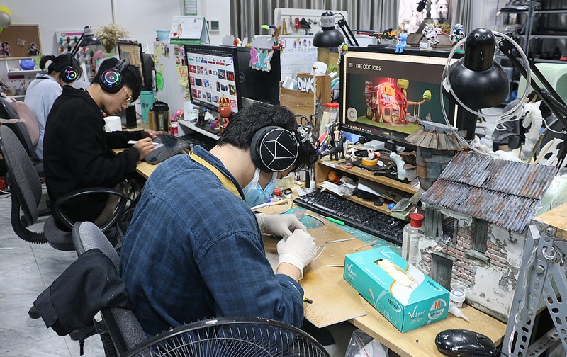 Họa sĩ của Sconnect đang tạo hình nhân vật bằng đất sét