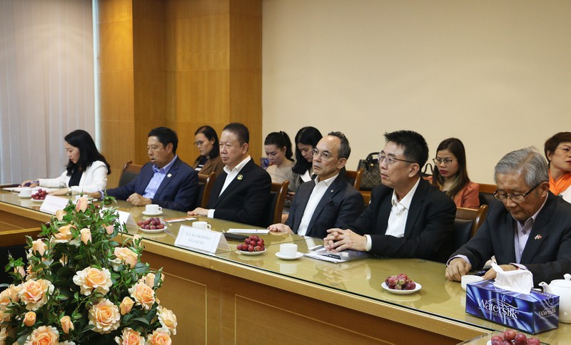 Ngài đại sứ và các thành viên đoàn Thái Lan Ngài đại sứ và các thành viên đoàn Thái Lan