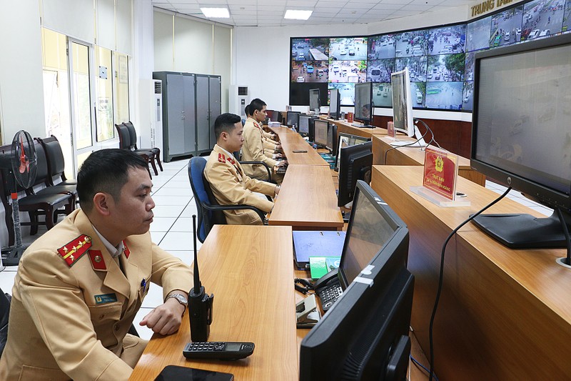 Mỗi ca trực tại Trung tâm Điều khiển giao thông TP. Hà Nội có 5 cán bộ quán xuyến toàn bộ tình hình giao thông trên địa bàn thành phố Mỗi ca trực tại Trung tâm Điều khiển giao thông TP. Hà Nội có 5 cán bộ quán xuyến toàn bộ tình hình giao thông trên địa bàn thành phố