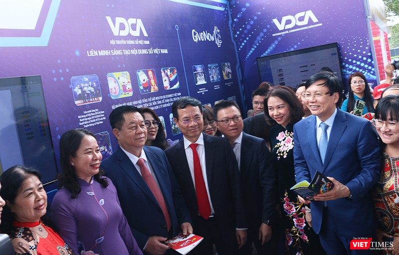 Lãnh đạo Đảng và Nhà nước thăm gian hàng triển lãm của Hội Truyền thông số Việt Nam (VDCA), Tạp chí điện tử VietTimes và các hội viên VDCA